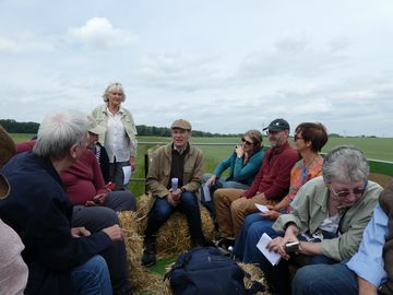 BUND-Gruppe bei der Rundfahrt über das Gelände des Instituts für ökologischen Landbau