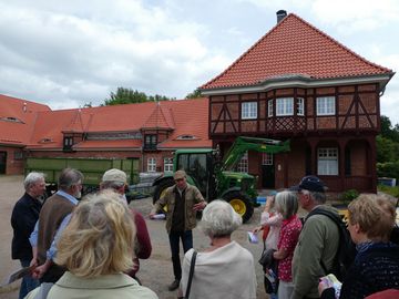 Besuchergruppe des BUND Herzogtum Lauenburg auf dem Hof des Instituts für ökologischen Landbau